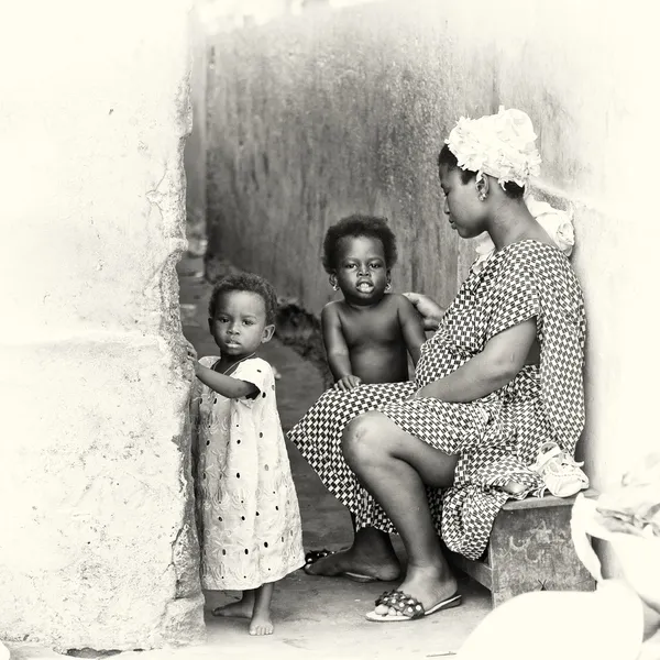Eine schwangere ghanaische Frau mit ihren beiden Kindern — Stockfoto