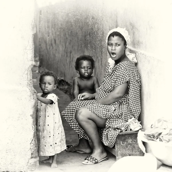 En ghanansk gravid kvinna med hennes barn — Stockfoto
