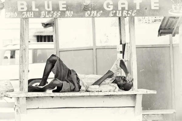 En ghanansk man tar en vila efter jobbet — Stockfoto
