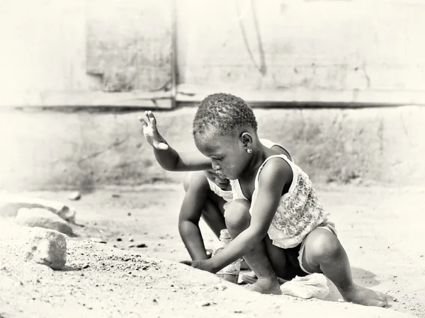 Pequeños bebés juegan en el suelo en Ghana —  Fotos de Stock