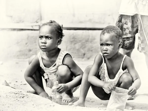 Les petits enfants ghanéens regardent vers l'avant — Photo