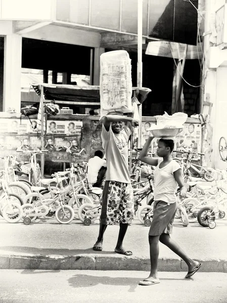 Hombres y mujeres ghaneses frente a la tienda de bicicletas — Foto de Stock