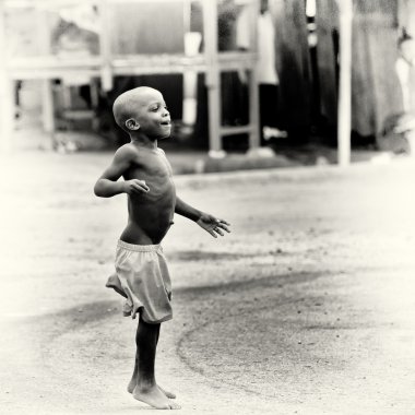 Gana'lı çocuk yolda atlar