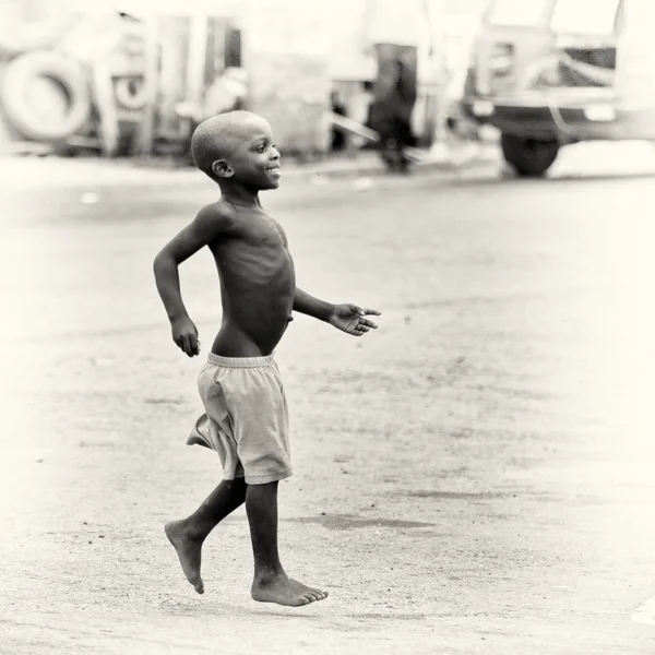 Un petit garçon ghanéen sur la route — Photo