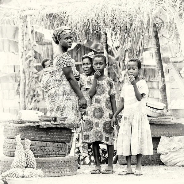 Группа ганайцев ест на улице — стоковое фото