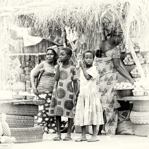 Gruppe ghanaischer Menschen auf dem lokalen Markt — Stockfoto