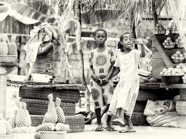 Girl from a Ghanaian market invites to buy something — Stock Photo, Image