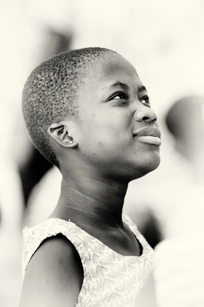 Ghanský dívka vypadá nad — Stock fotografie