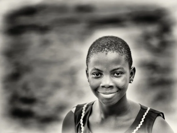 En ghanansk flicka leenden för kameran — Stockfoto