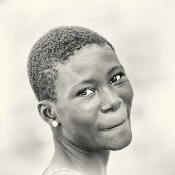 Una donna timida ghanese — Foto Stock