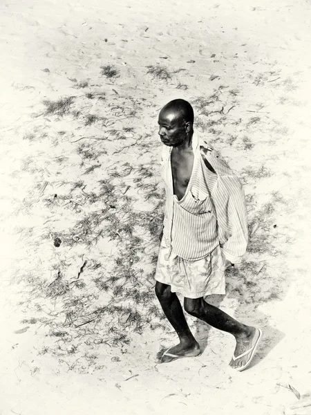 Een oude Ghanese man in een shirt — Stockfoto
