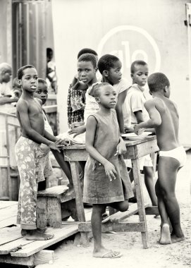 Gana'lı çocuklar masa yakın