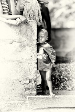 Gana'lı çocuk taş gizler