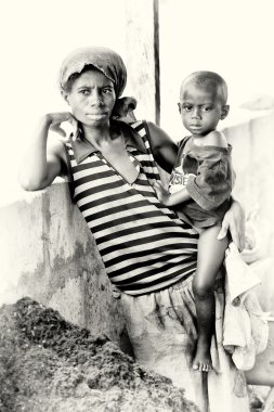Ganalı bebek annesinin kolları üzerinde