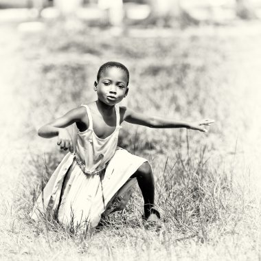 Gana'lı kız dans yeteneğini gösterir