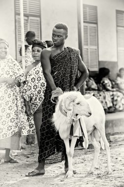 keçi ile Gana'lı bir adam