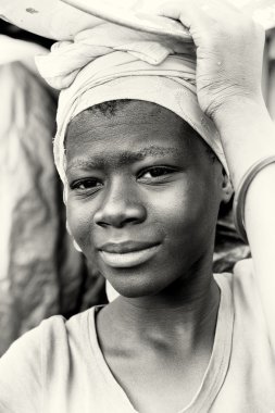 Gana'lı kadın gülümsüyor