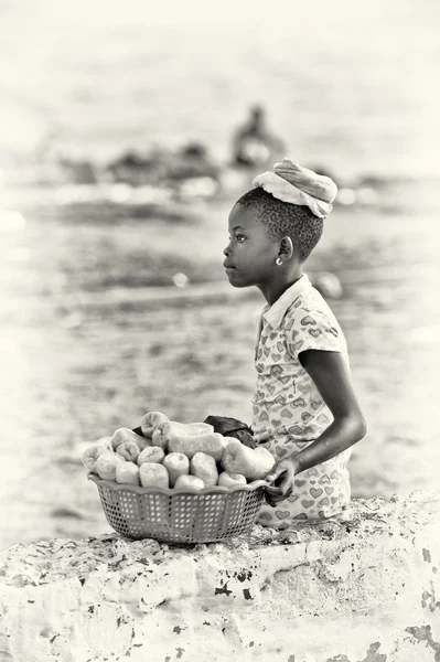 Uma rapariga ganesa vende qualquer coisa. — Fotografia de Stock