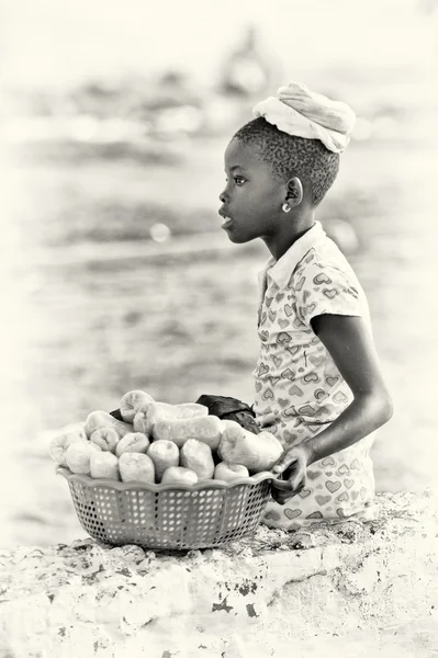 Una chica ghanesa trabaja en el mercado —  Fotos de Stock