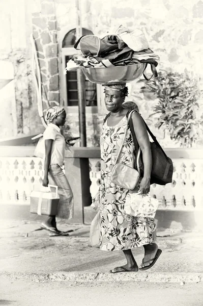 Eine ghanaische Dame, die Taschen verkauft — Stockfoto