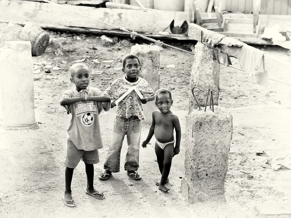 Tres niños ghaneses parecen sorprendidos — Foto de Stock