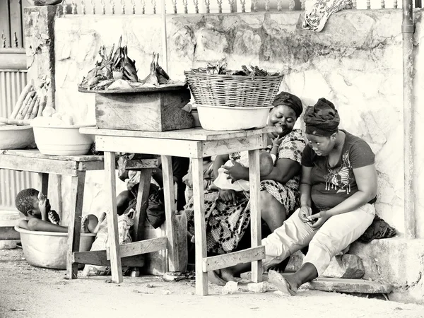 Ghanees dames werk bij de Ghanese markt — Stockfoto