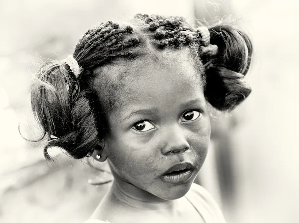 令人惊叹的头发与加纳少女的肖像 — 图库照片