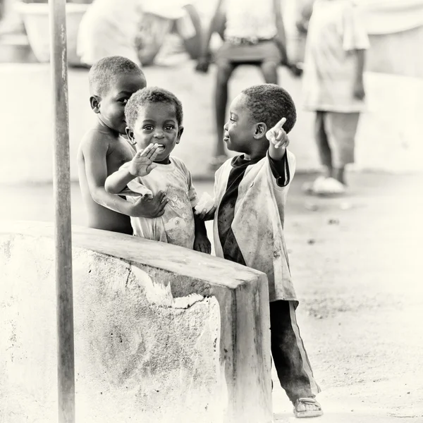 Tres niños ghaneses un poco tímidos delante de la cámara —  Fotos de Stock