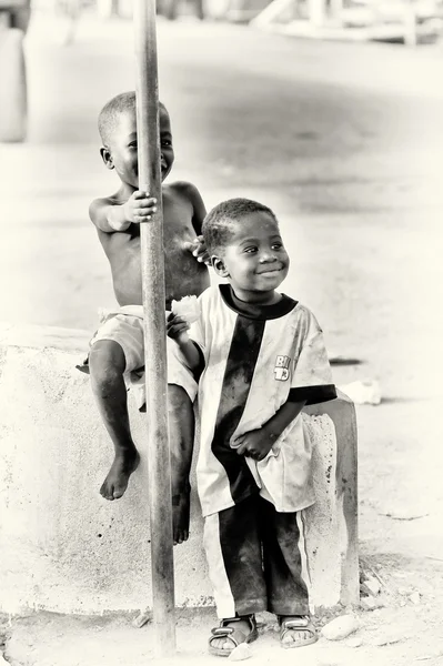 Dois meninos ganeses posam perto de um pilar — Fotografia de Stock