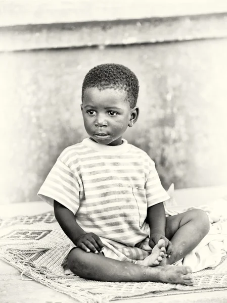 Ghanský chlapeček pózy — Stock fotografie