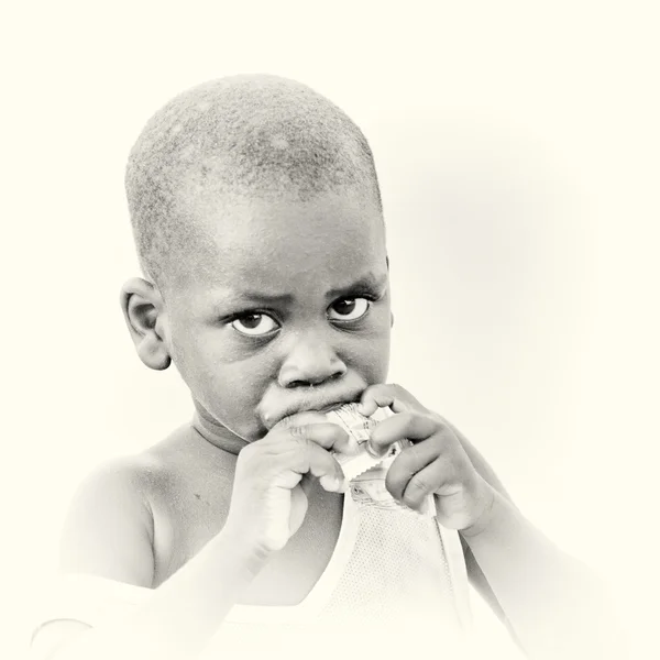 Portrait du garçon ghanéen mangeant — Photo