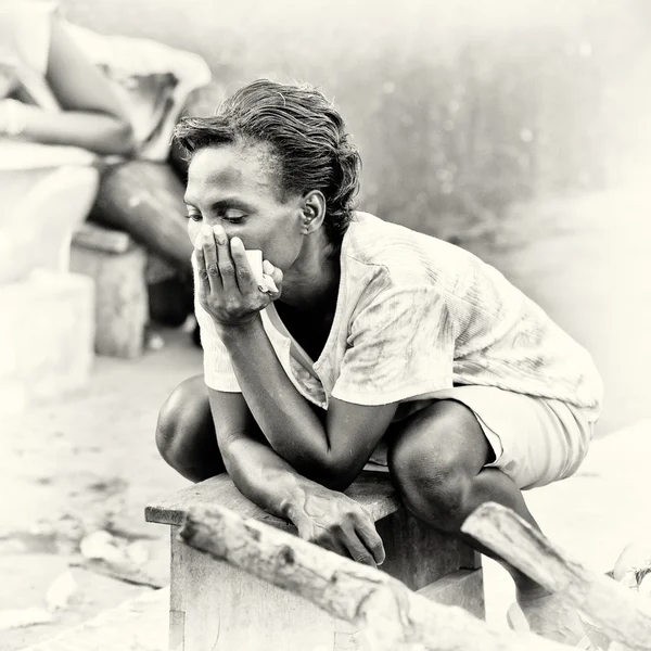 Ghański kobieta pozuje na ławce — Zdjęcie stockowe