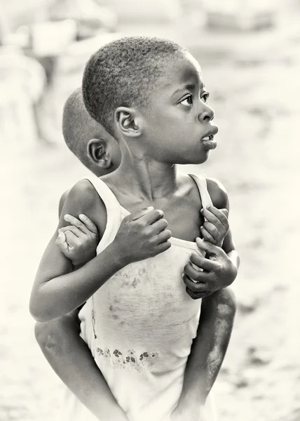 有一个小加纳女孩携带她的哥哥在她背上 — 图库照片