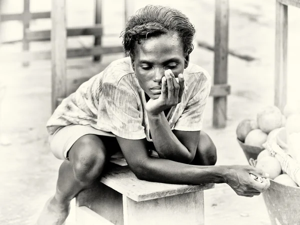 Smutný ghanský dáma sedí na lavičce a myslí si o něco — Stock fotografie