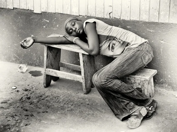 ガーナ人女性が、スナップこの方法 — ストック写真