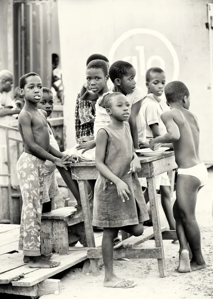 Ghanaian children near the table — Stock Photo, Image