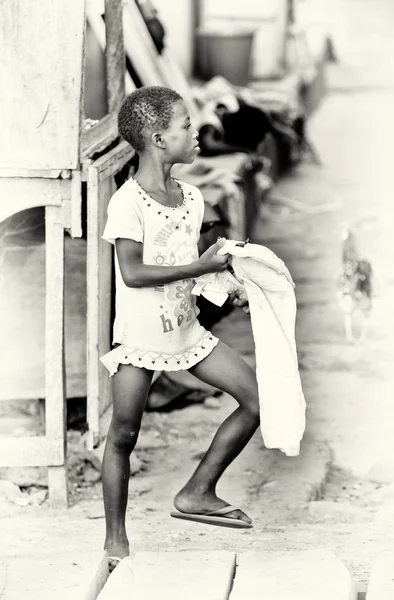 A young Ghanaian girl with a towel — Stock Photo, Image