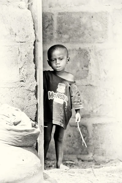 Pequeno rapaz ganês com um pau — Fotografia de Stock