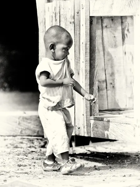 Маленький хлопчик Гани дитина хоче грати — стокове фото
