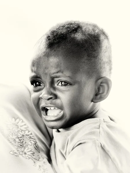 Маленький ганский мальчик плачет — стоковое фото