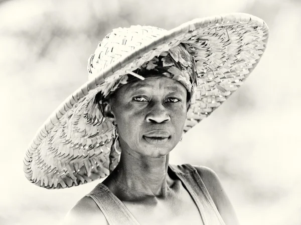 A Ghanaian woman in a decorative hat — Stock Photo, Image