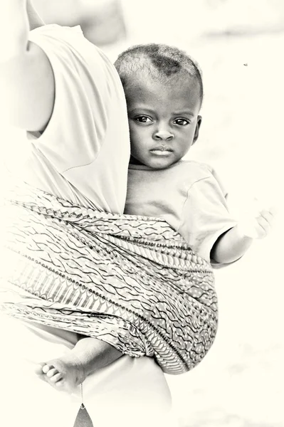 Little Ghanaian baby is carried the typical way — Stock Photo, Image