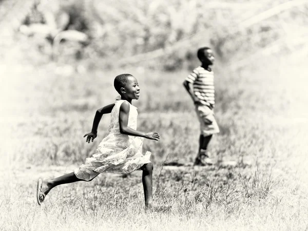 Jóvenes amigos ghaneses juegan en el campo — Foto de Stock