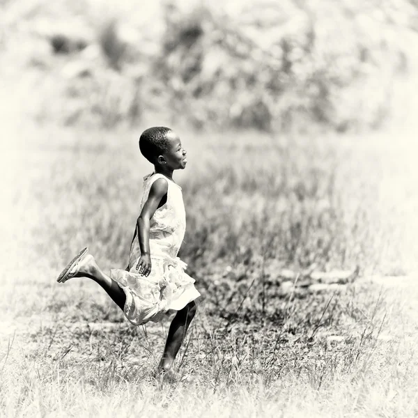 Bellissimo ragazzo ghanese corre — Foto Stock