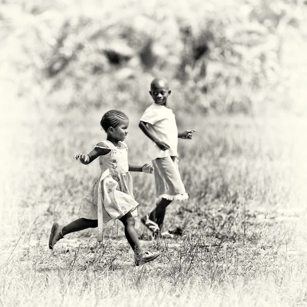 Γκάνα αγόρι και κορίτσι που παίζουν μαζί στον τομέα — Φωτογραφία Αρχείου