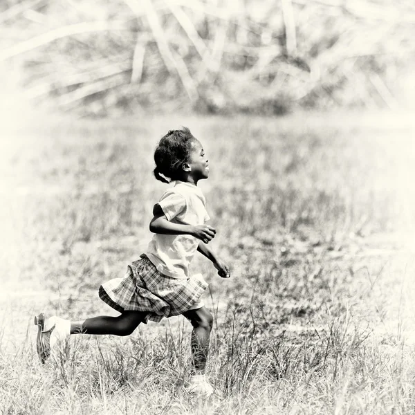 Hermosa chica ghanesa corre — Foto de Stock