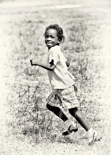 可爱的加纳女孩在该字段中运行 — 图库照片