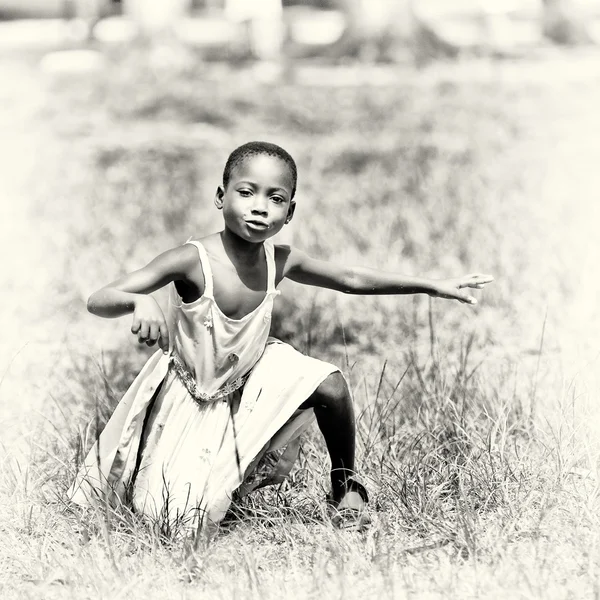 Little Ghanaian girl shows her dancing talent — Stock Photo, Image