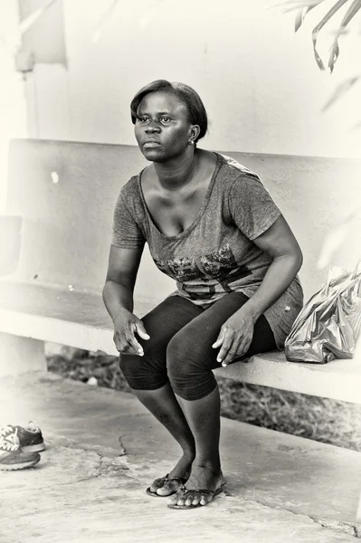 Una mujer ghanesa se sienta en un banco — Foto de Stock