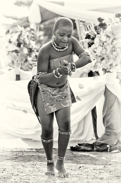 Eine ghanaische Frau tanzt und benutzt die Hände — Stockfoto